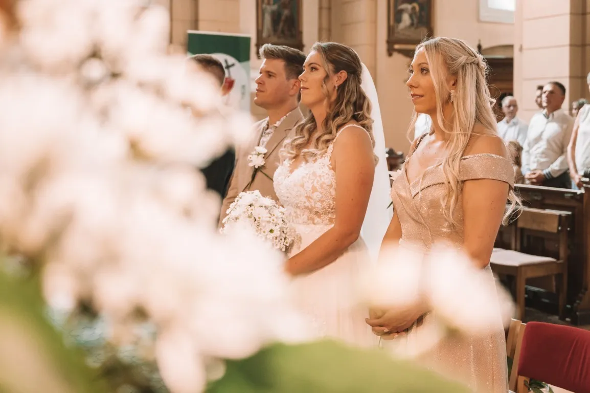 Poročna fotografija v Kranju – eleganten trenutek mladoporočencev v naravni svetlobi