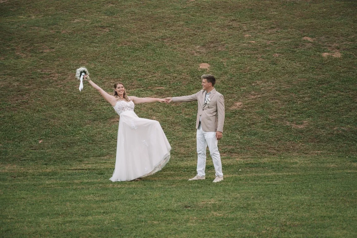 Poročni fotograf Kranj – pristna poročna fotografija z mehko svetlobo