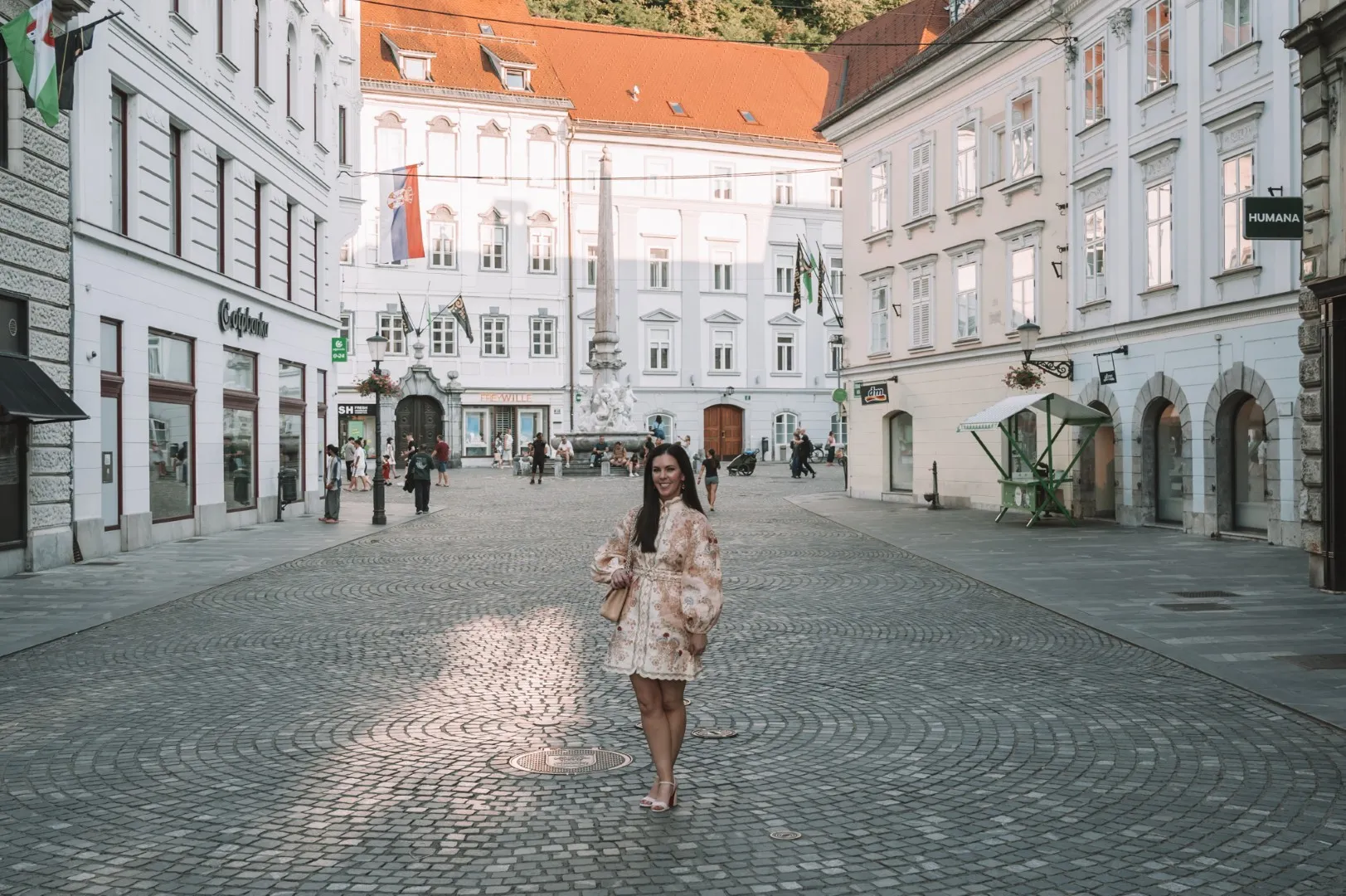 Portretno modno fotografiranjein dinamično fotografiranje na urbanih lokacijah, ki združuje modo in ulični utrip Ljubljana - profesionalni modni fotografiji Neža in Tadej
