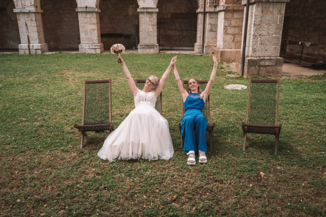 Kot poročni fotograf, Dolenjska - Otočec - Kostanjevica na Krki je osupljiva lokacija za poletno poroko. Če mi je pri mojem delu poročnega fotografa všeč ena stvar, je to priložnost, da obiščem nekaj resnično osupljivih lokacij za poroke. In poroka Jane in Dejana Dolenjska - Otočec - Kostanjevica na Krki ni bila izjema.