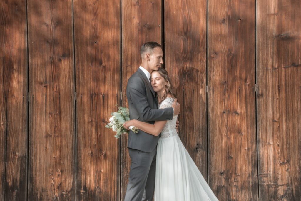 Poročna lokacija Škrabčeva domačija Ribnica – fotografiranje med zelenjem