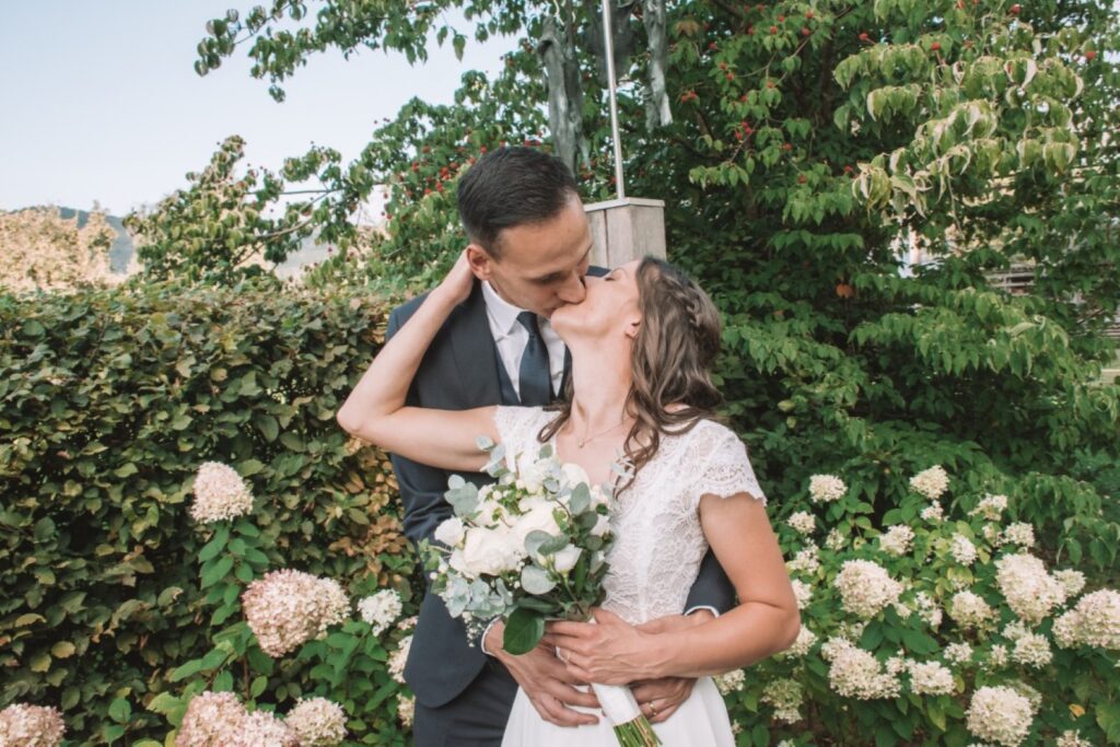 Škrabčeva domačija Ribnica – poročna fotografija mladoporočencev na posestvu