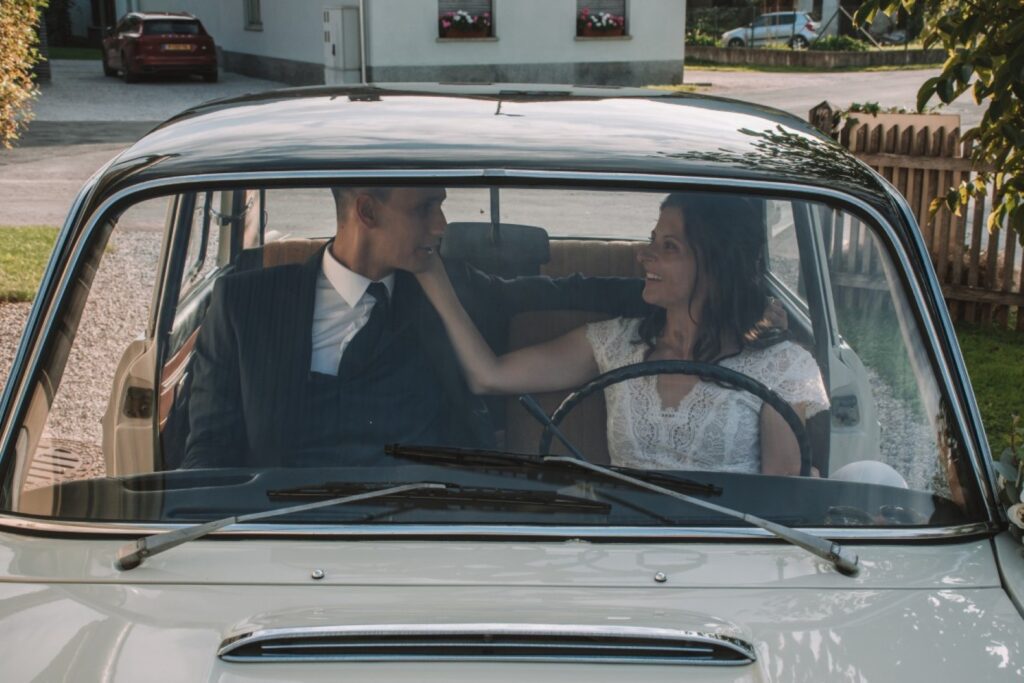 Poročno fotografiranje na Škrabčevi domačiji v Ribnici – romantični utrinki