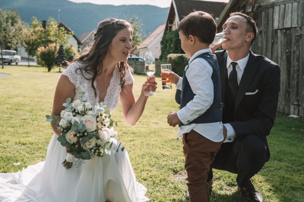 Poročno fotografiranje na Škrabčevi domačiji v Ribnici – romantični utrinki