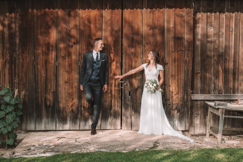 Poročni fotograf Ribnica – Škrabčeva domačija, poročni dan v naravi